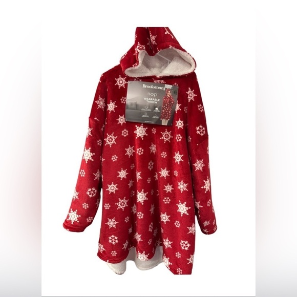 Brookstone Red Wearable Throw with Snowflakes One Size Fits Most - Picture 1 of 7